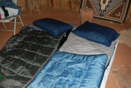 USA Familienreise - USA Westküste for family - Monument Valley - Traditioneller Hogan - Schlafplatz mit Schlafsack