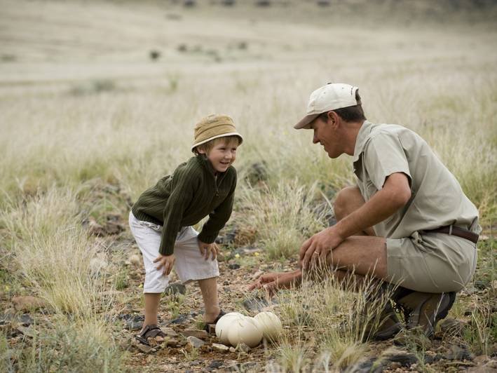 Südafrika mit Kindern - Bester Reiseschutz mit Kindern für Familienreisen - Ranger mit Kind