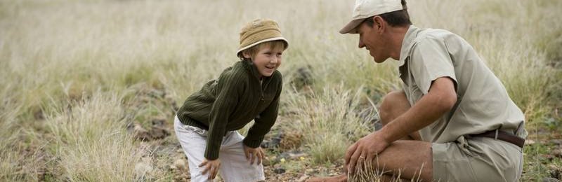 Ab in den Busch - Mit Kindern auf Safari in Tansania, Namibia und Südafrika - Tolle Afrika Familienreisen im Programm - Reiseleiter und Kind