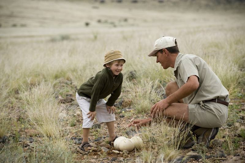 Ab in den Busch - Mit Kindern auf Safari in Tansania, Namibia und Südafrika - Tolle Afrika Familienreisen im Programm - Reiseleiter und Kind