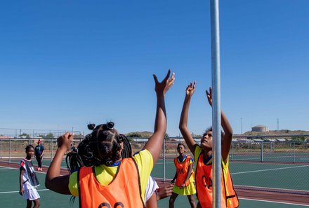 CO2-Kompensation bei For Family Reisen - Emissionskompensation Familienurlaub - ClimatePartner - Frauen beim Sport - Südafrika