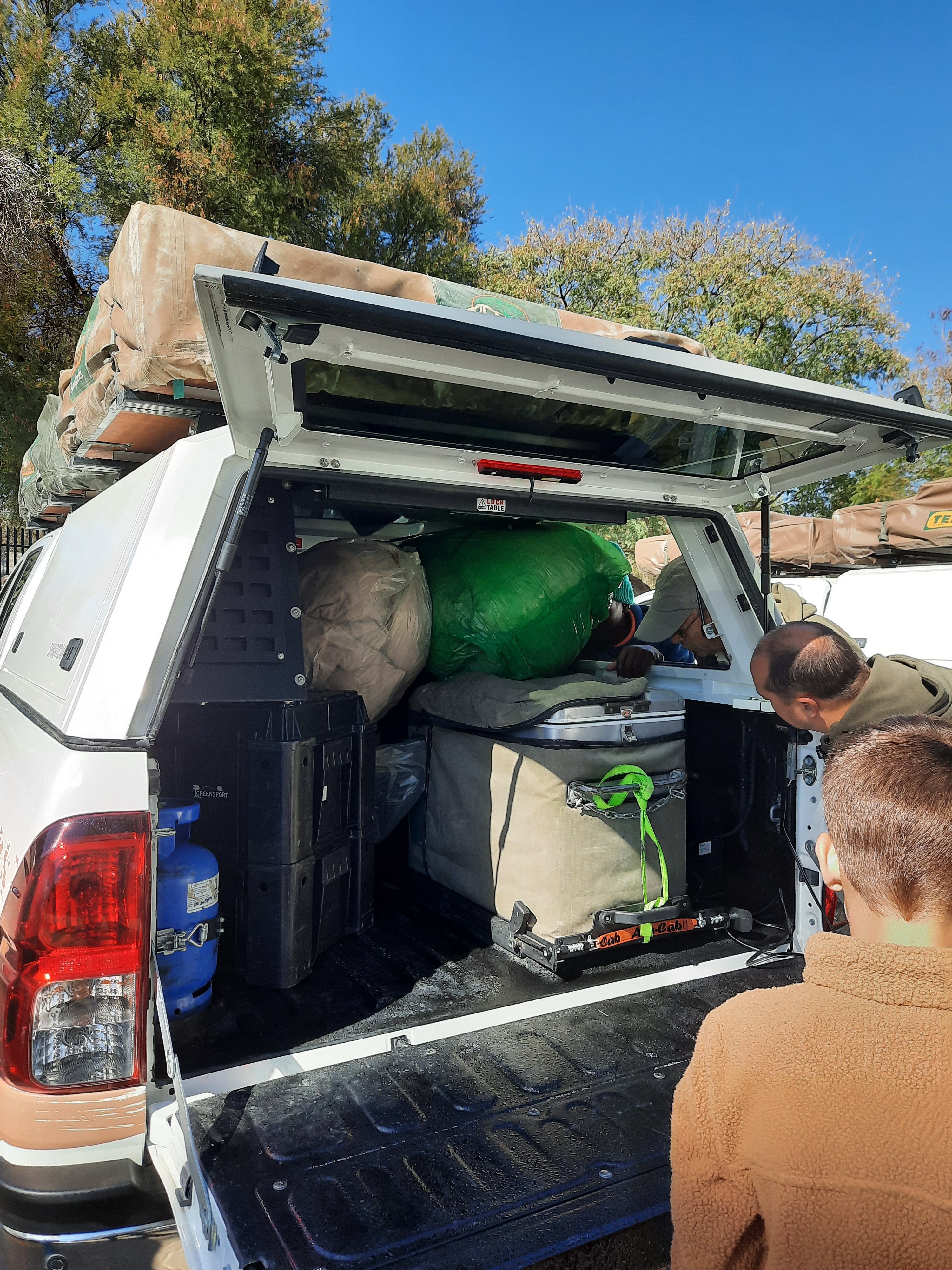 Namibia Selbstfahrerreise mit Kindern - Namibia Dachzelt Erfahrungen mit Kindern - Windhoek - Mietwagenübernahme - Kofferraum mit Gepäck