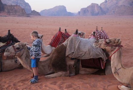 Jordanien Rundreise mit Kindern - Wadi Rum - Junge streichelt Kamel