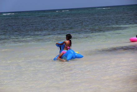 Mexiko Familienreise - Kind badet in der Karibik
