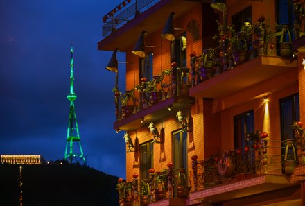 Georgien Familienreise individuell - Hotel Brim Tbilisi - Fassade bei Nacht