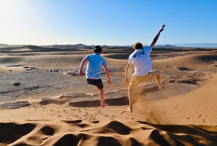 Marokko mit Kindern - Marokko mit Kindern Urlaub - Kinder auf Dünen