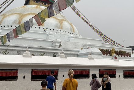 Nepal Familienreise - Nepal for family - Familie vor Bodhnath Stupa