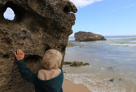 Südafrika Garden Route mit Kindern - Knysna - Kind bei Felsen am Strand