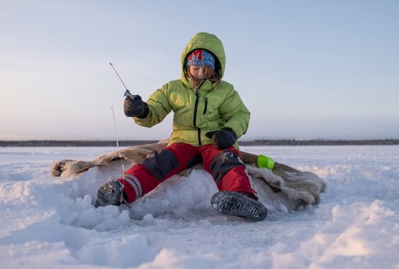 Schweden for family Winter - Eisangeln - Kinder beim Eisangeln