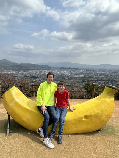 Japan for family - Japan Familienreise - Mutter und Kind auf einer Banane