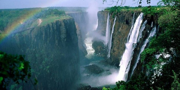 Botswana mit Jugendlichen - Sehenswürdigkeiten in Botswana - Wasserfall mit Regenbogen