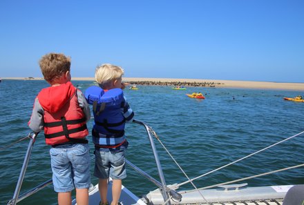 Namibia Familienreise - Kinder bei Bootsfahrt Walvis Bay