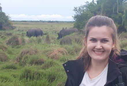Uganda Familienreise - Uganda Family & Teens - Svenja bei Nashornpirsch in Uganda