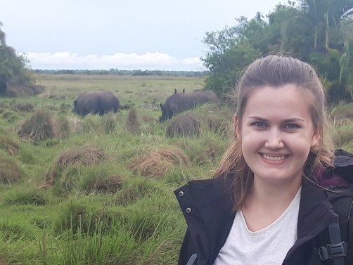 Svenja in Uganda - Familienreise nach Uganda - Svenja bei Nashörnern