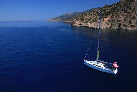 Familienreise Griechenland - Griechenland for family - Segelreise - Boot treibt auf dem Meer