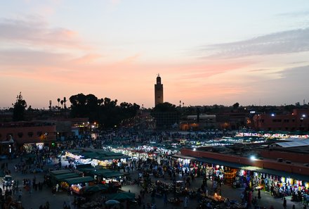 Marokko mit Kindern - Marokko mit Kindern Urlaub - Blick auf Marrakesch Djemaa el Fna Platz am Abend