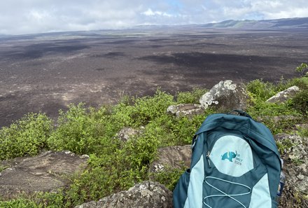 Familienreise Galapagos und Ecuador - Galapagos Family & Teens - Rucksack mit Blick auf Vulkan