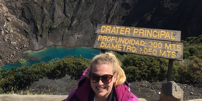 Costa Rica mit Kindern - Exptertentipp Costa Rica mit Kindern - Frau am Vulkan Irazu