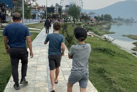 Nepal Familienreisen - Nepal for family - Pokhara Spaziergang zum Phewa-See