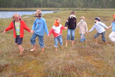 Schweden mit Kindern - Schweden for family - Kinder halten sich an der Hand