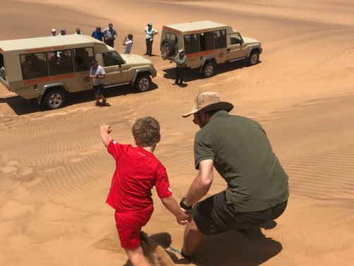 Namibia Reisen mit Kindern-Jeeps und Dünen