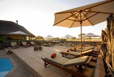 Namibia & Botswana mit Jugendlichen - Namibia & Botswana Family & Teens - Otjiwarongo - Frans Indongo Lodge - Terrasse mit Pool