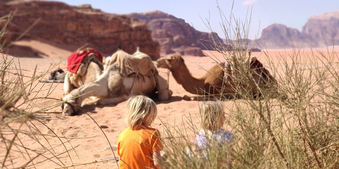Reisebericht Jordanien Rundreise mit Kindern - Kinder bei Kamelen im Wadi Rum