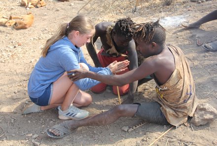 Tansania Familienreise - Tansania for family - Kind macht Feuer mit Hadzabe Stamm