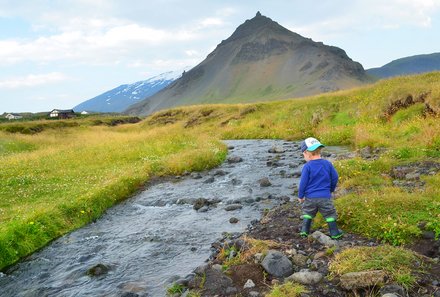 Island mit Kindern - Island for family - Kind spielt am Bach