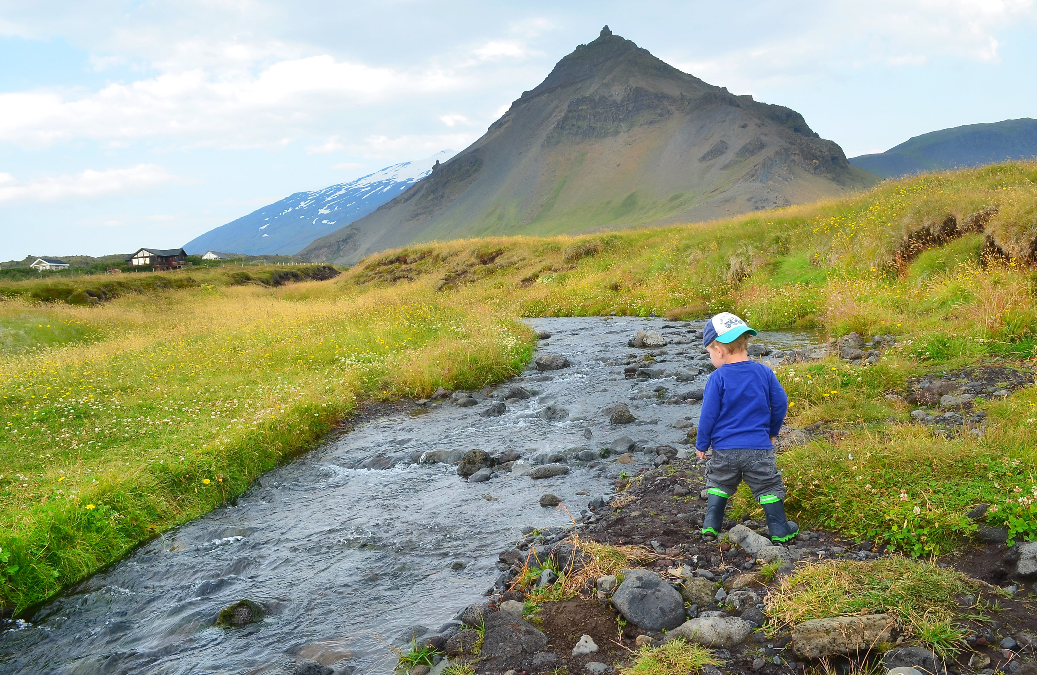 Urlaub mit Kleinkind - Reisen mit Kleinkindern - Fernreise mit Kleinkind - Island - Kleinkind spielt im Bach