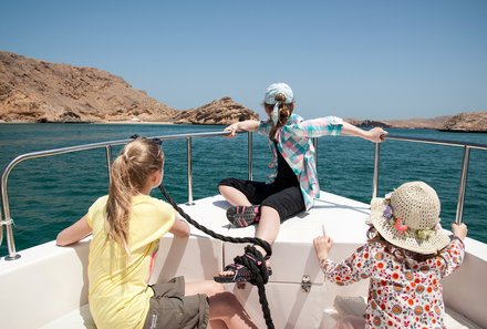 Familienreise Oman - Oman for family - Kinder auf Bootstour vor Muskat