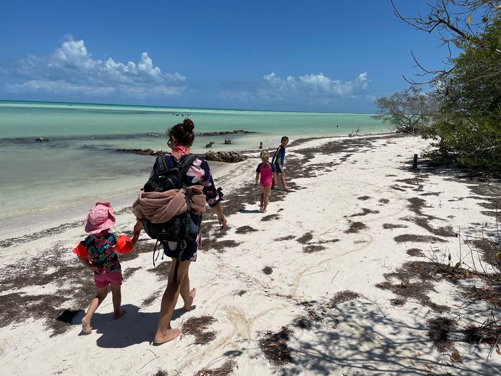 Familienurlaub Mexiko Yucatán - Erfahrungen Mexiko mit Kindern - Familie mit kleinen Kindern beim Badeausflug in Valladolid