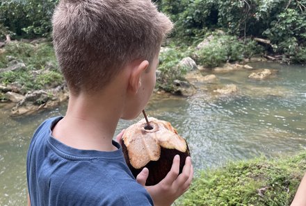 Kuba Mietwagenreise mit Kindern - Kuba for family - Kind trinkt Kokosnuss bei Soroa