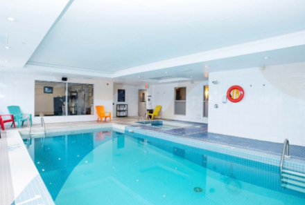 Westkanada for family - Familienurlaub Kanada - Sandman Hotel & Suites Calgary West - Pool
