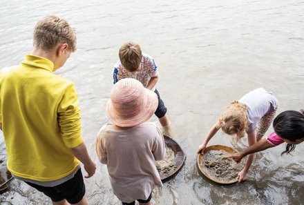 Familienreise Galapagos und Ecuador - Galapagos Family & Teens - Hakuna Matata Lodge Kinder spielen im Wasser