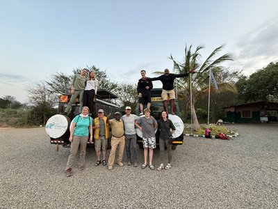Kenia Familienreise - Kenia mit Jugendlichen - Kenia Reisegruppe vor Jeep