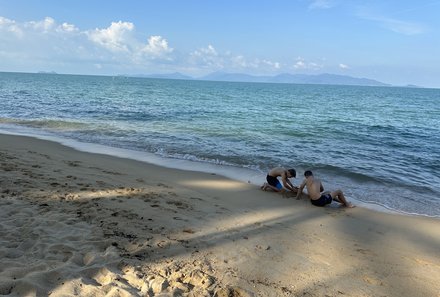 Thailand Familienreise Verlängerung - Santiburi Koh Samui - Kinder am Strand