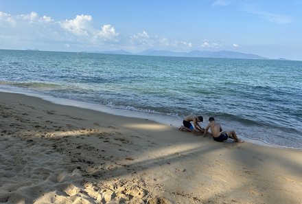 Thailand Familienreise - Thailand for family individuell - Verlängerung - Santiburi Koh Samui - Kinder am Strand