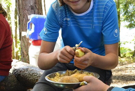 Familienreise Schweden - Schweden for family -  Kind beim Kochen