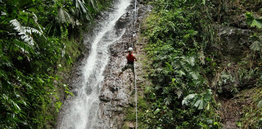 Erlebnisreisen mit Kindern von For Family Reisen - Person am Wasserfall
