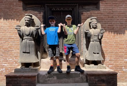 Nepal Familienreisen - Nepal for family - Kinder bei Taleju Tempel Durbar Sqaure Bhaktapur