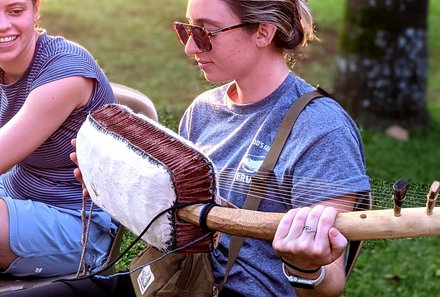 Uganda Family & Teens - Cultural Entertainment - Mädchen mit Instrument