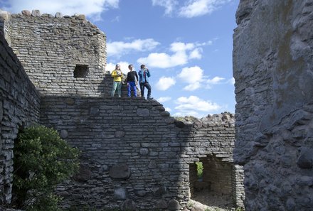 Estland Familienreise - Estland for family - Kinder auf Ruine