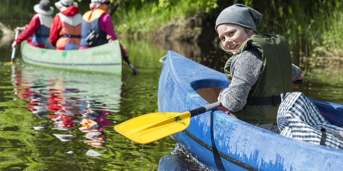 Estland mit Kindern - Tipps für den Familienurlaub - Mädchen auf Kanutour