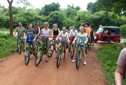 Sri Lanka Sommerurlaub mit Kindern - Gruppe auf Fahrrädern