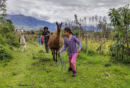 Familienreise Galapagos und Ecuador - Galapagos Family & Teens - Kinder wandern mit Lamas