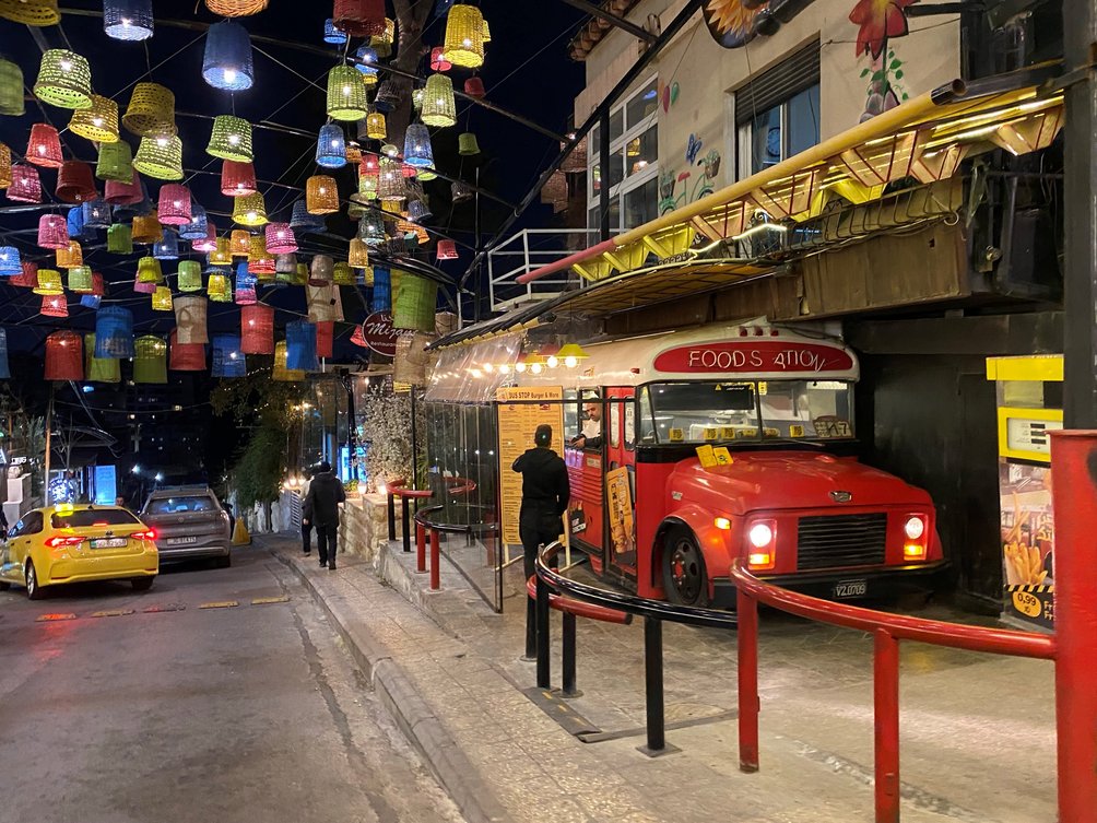 Reisebericht Jordanien Rundreise mit Kindern - Bus Stop Rainbow Stret Burgerrestaurant Amman