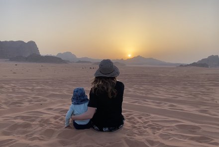 Jordanien mit Kindern - Jordanien Urlaub mit Kindern - Mutter und Kind in der Wüste Jordaniens