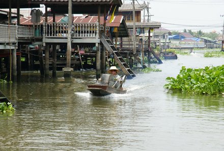 Thailand mit Jugendlichen - Thailand Family & Teens - Einheimische fährt im Boot auf dem Kanal in Thonburi