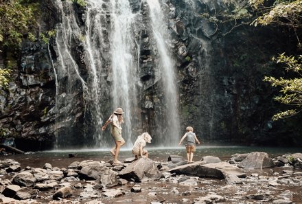  Australien for family - Australien Familienreise - Kinder am Wasserfall